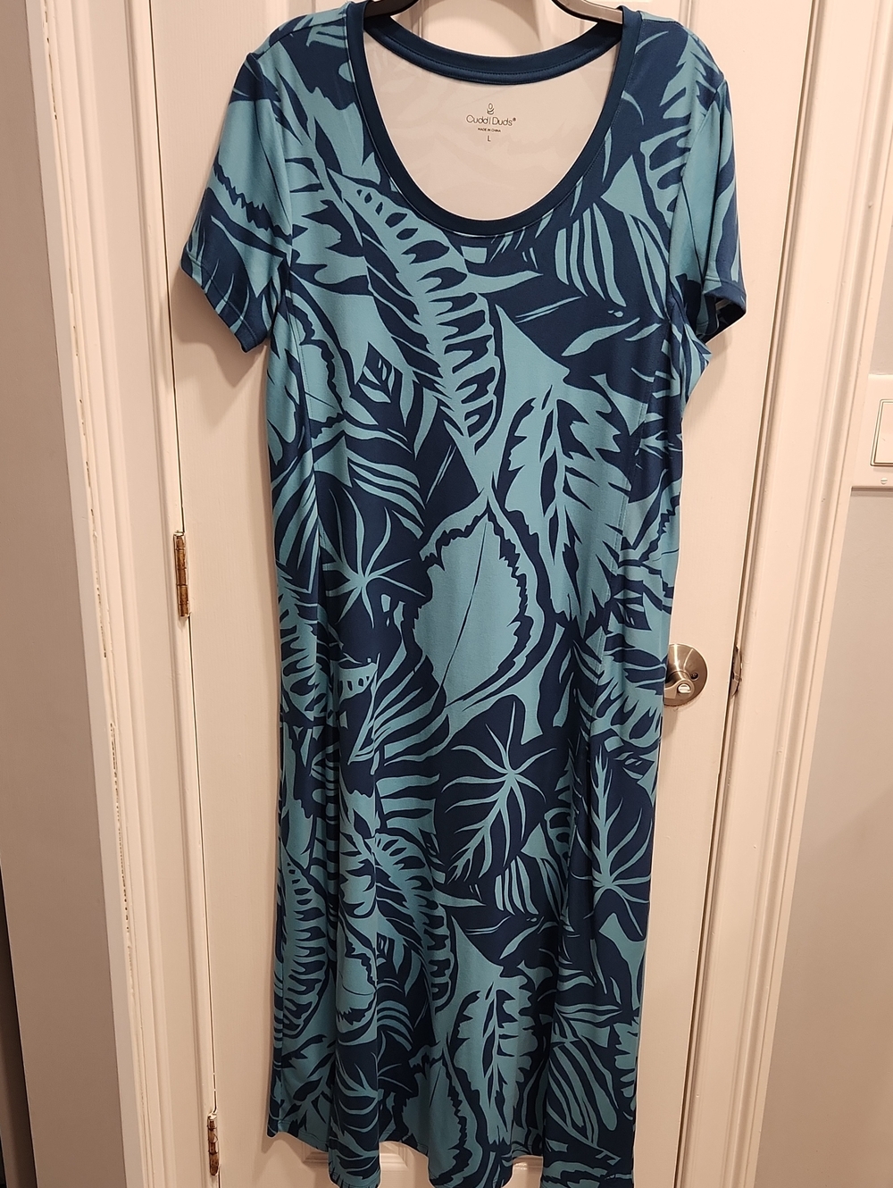 CUDDL DUDS FLEXWEAR SIZE LARGE SHORT SLEEVE MAXI DRESS, TEAL PALM LEAVES